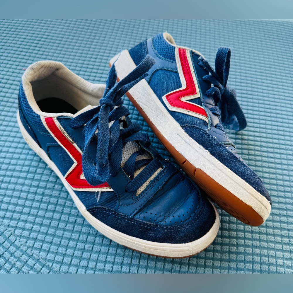 Vans size men’s 4.5 women’s 6.  Could use some new laces.